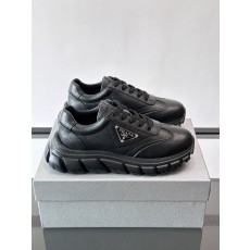 프라다(Prada) 메탈 로고 스니커즈 신발