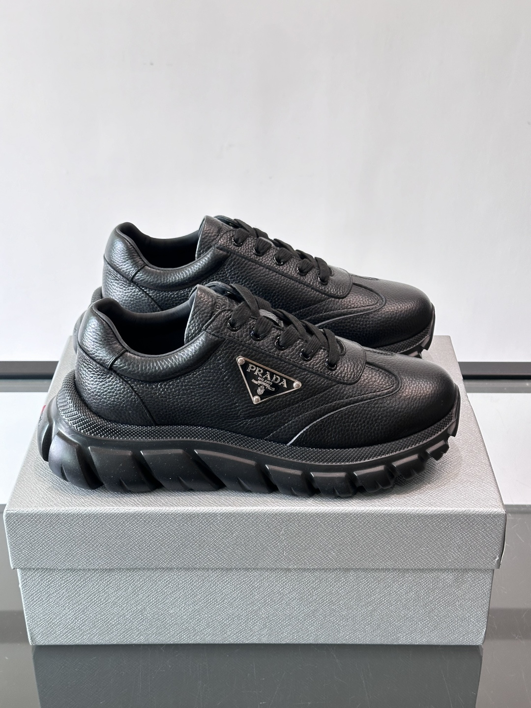 프라다(Prada) 메탈 로고 스니커즈 신발