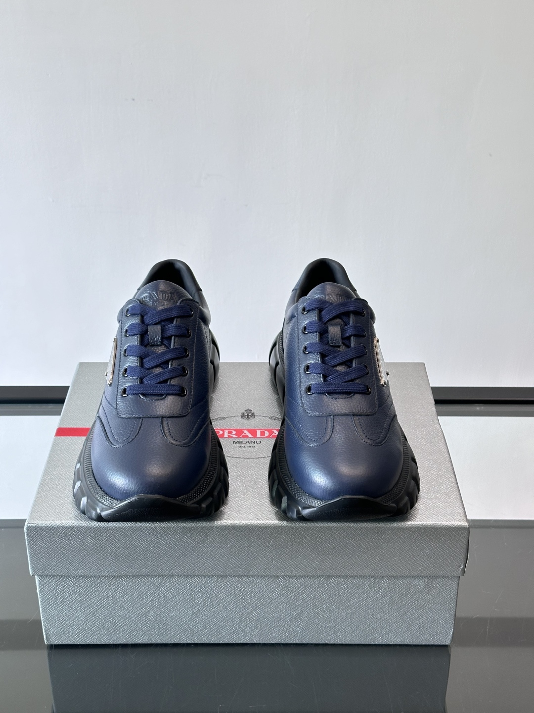 프라다(Prada) 메탈 로고 스니커즈 신발