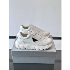 프라다(Prada) 메탈 로고 스니커즈 신발