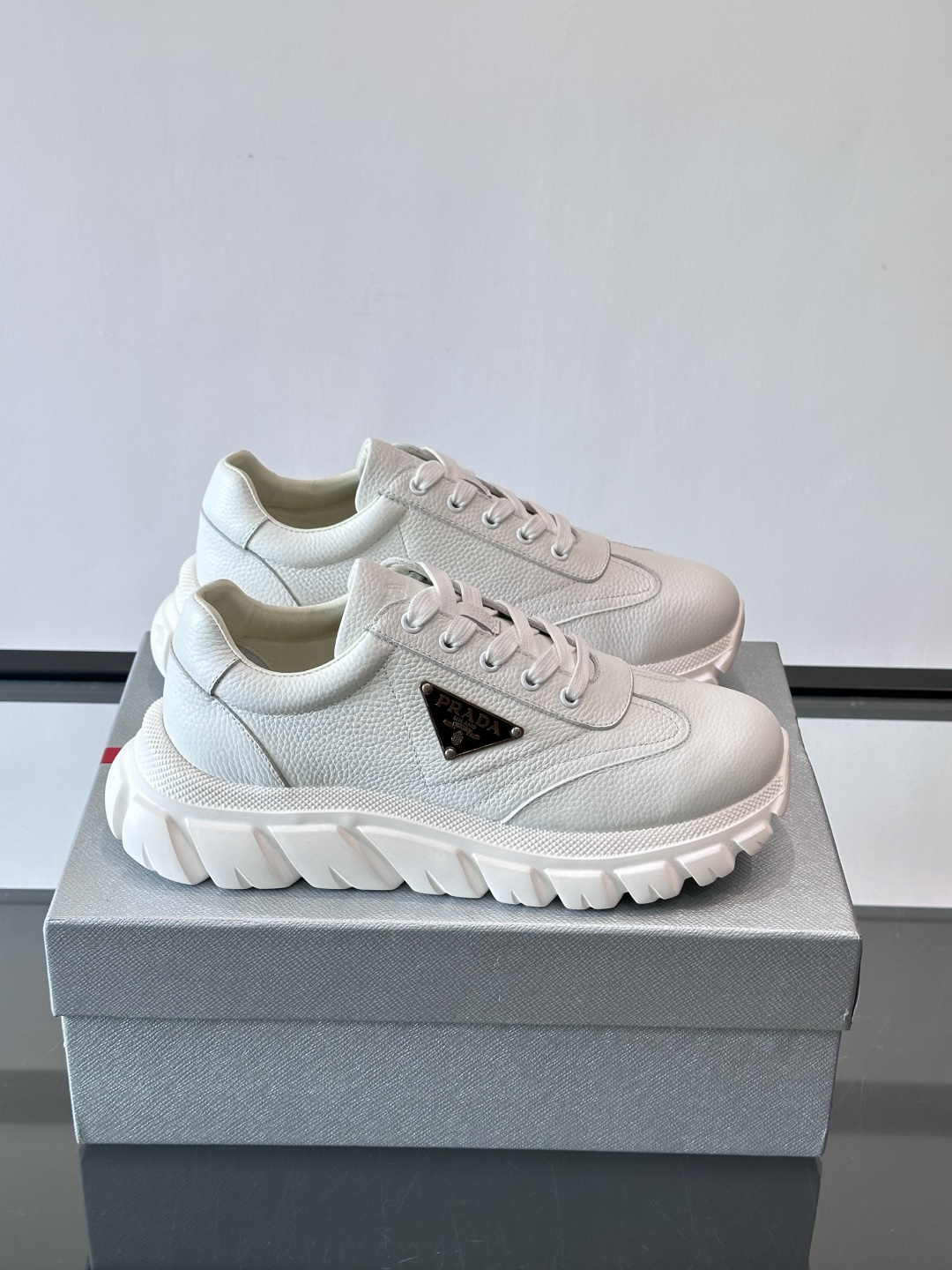 프라다(Prada) 메탈 로고 스니커즈 신발