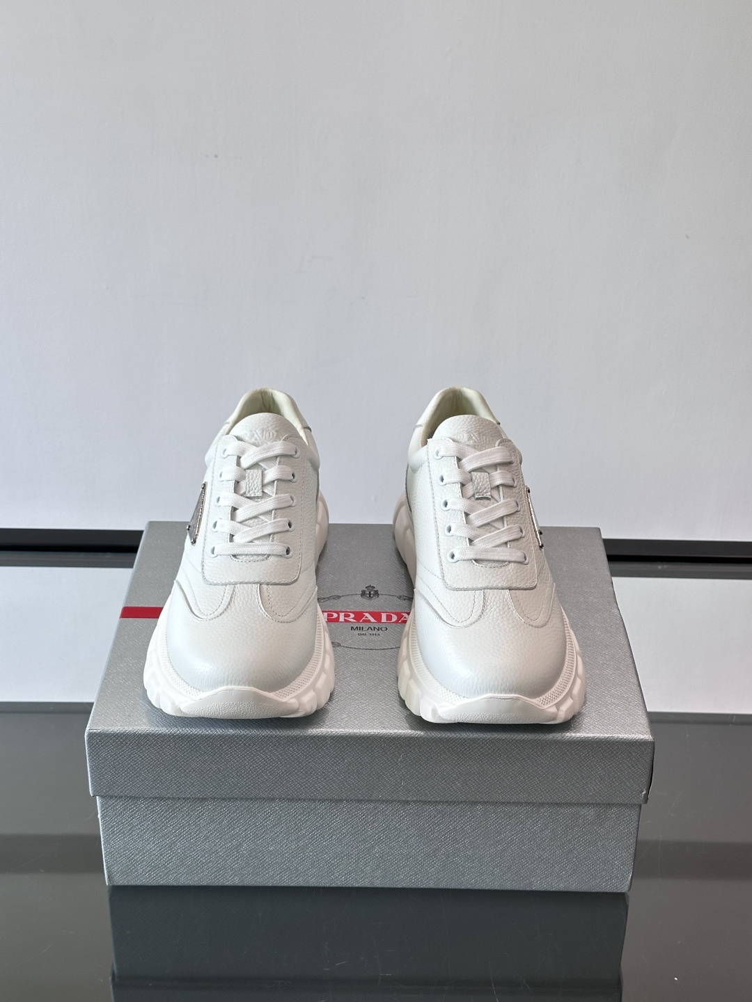 프라다(Prada) 메탈 로고 스니커즈 신발