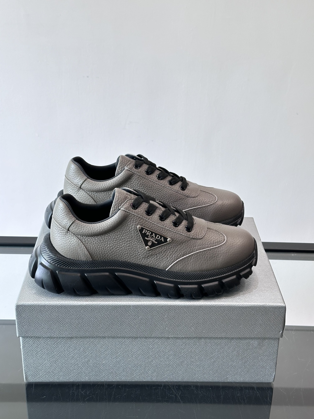 프라다(Prada) 메탈 로고 스니커즈 신발