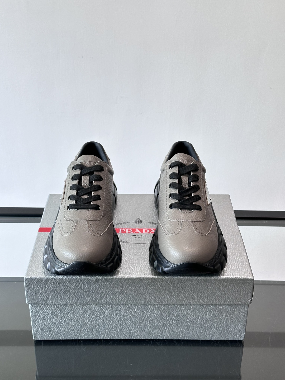 프라다(Prada) 메탈 로고 스니커즈 신발