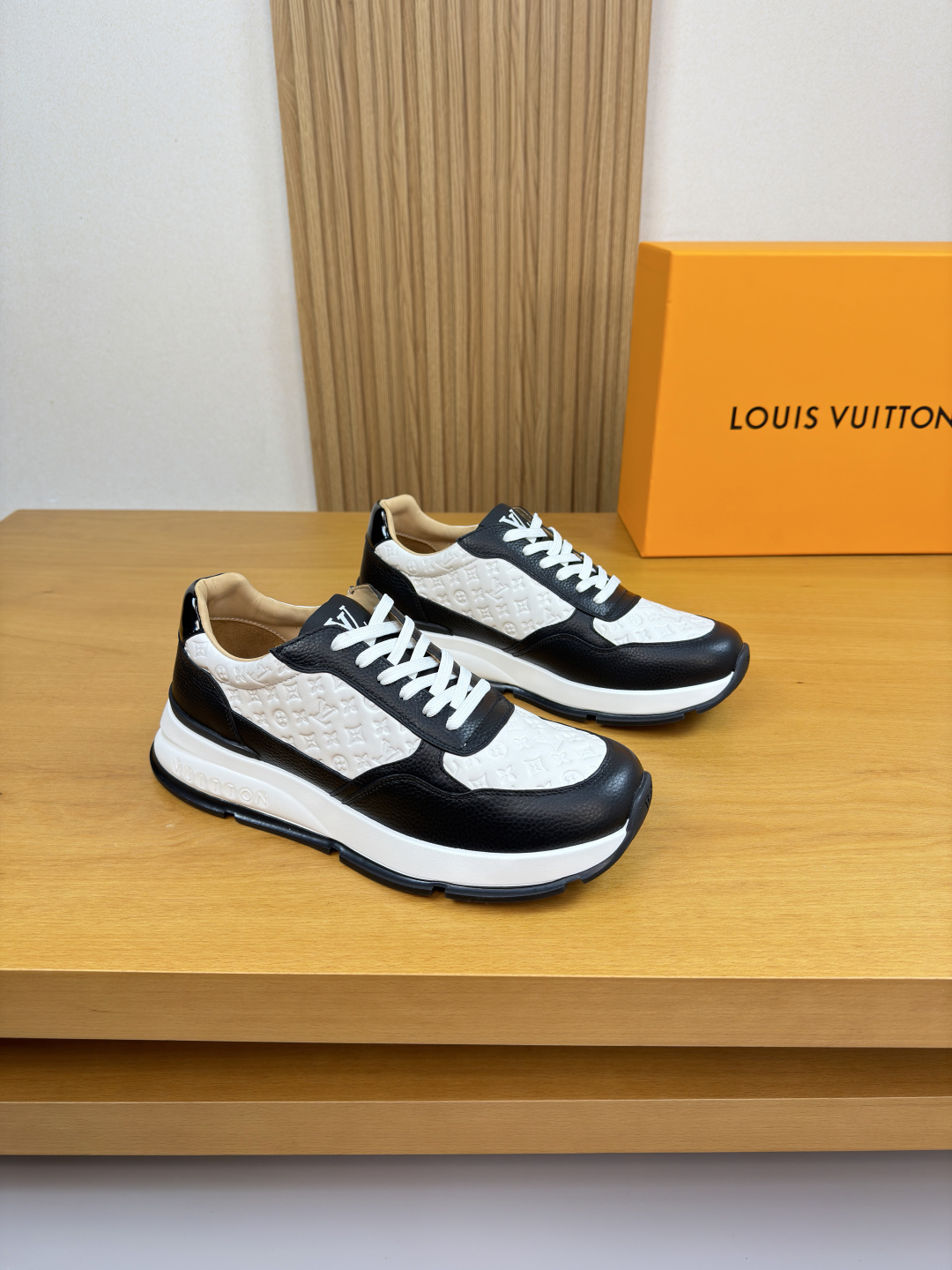루이비통(LV) 리치 가죽 & 엠보 로고 믹스 스니커즈 신발