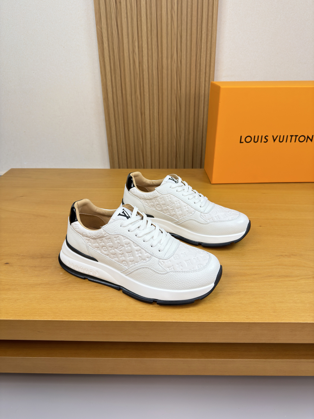 루이비통(LV) 리치 가죽 & 엠보 로고 믹스 스니커즈 신발