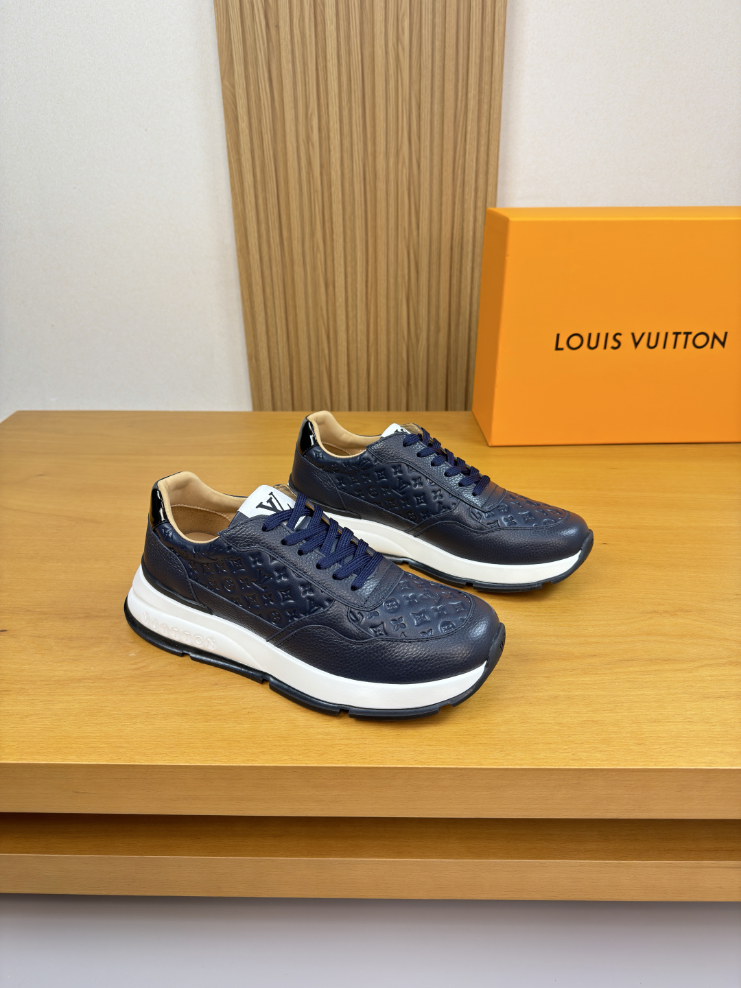 루이비통(LV) 리치 가죽 & 엠보 로고 믹스 스니커즈 신발