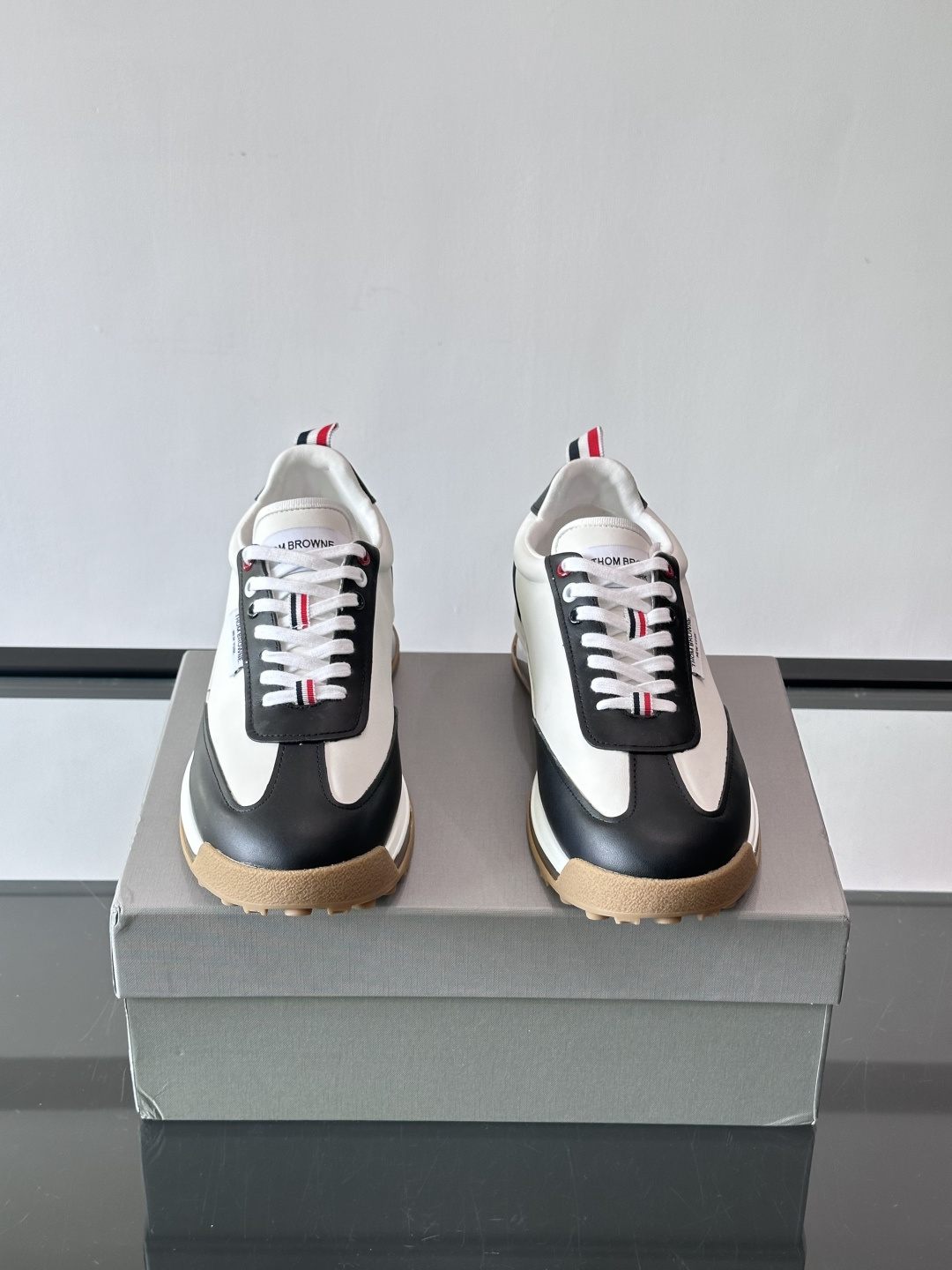 톰브라운(Thom Browne) TB 에어쿠션 레트로 조거 스니커즈 신발