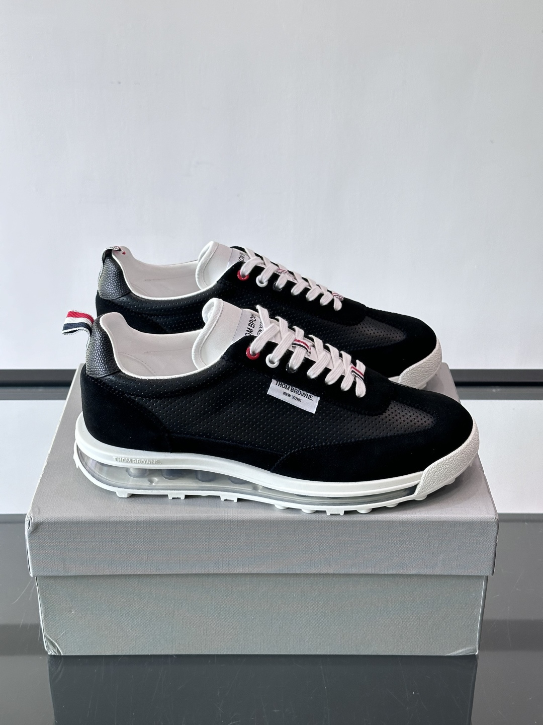 톰브라운(Thom Browne) TB 에어쿠션 레트로 조거 스니커즈 신발