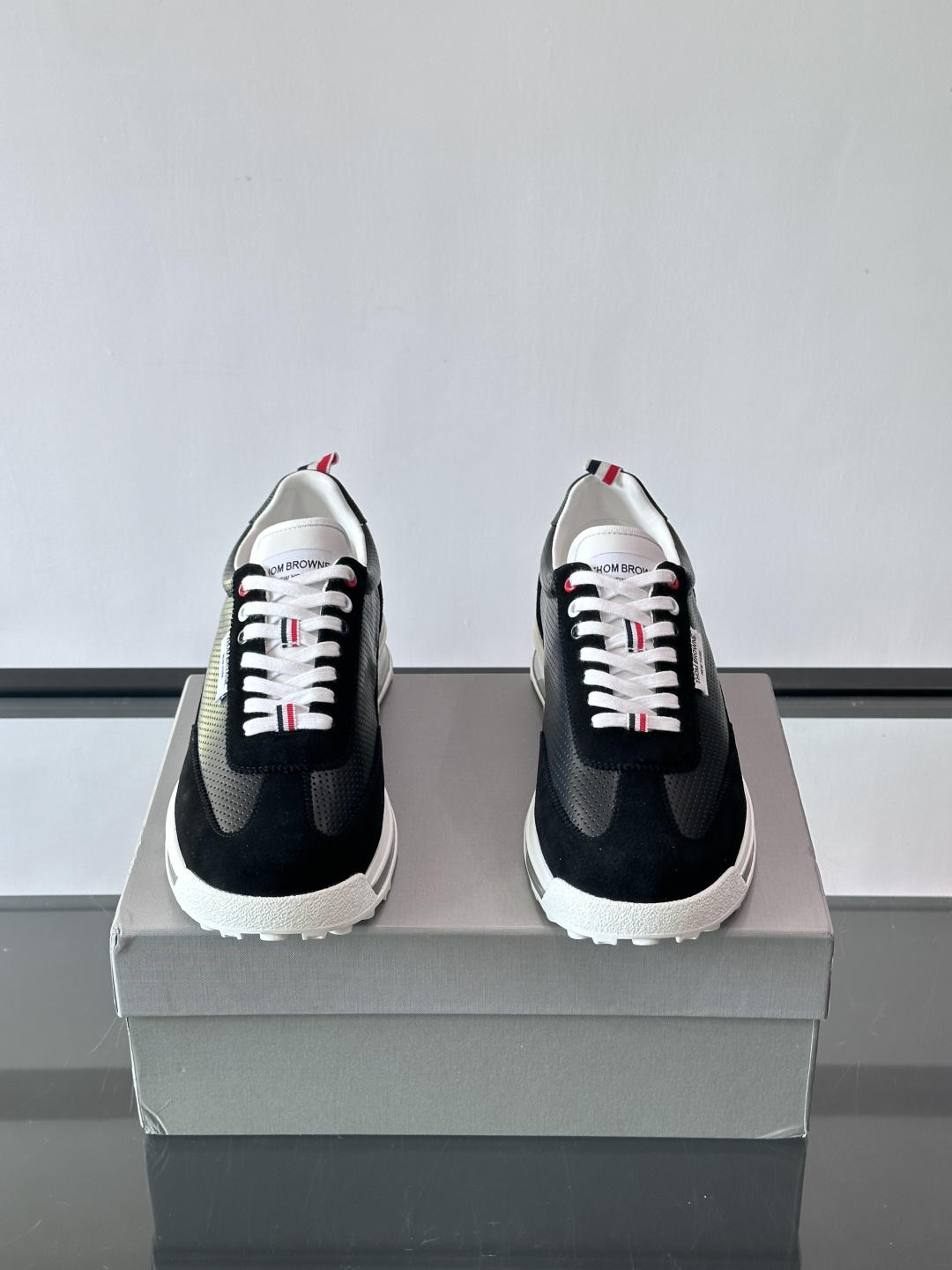 톰브라운(Thom Browne) TB 에어쿠션 레트로 조거 스니커즈 신발