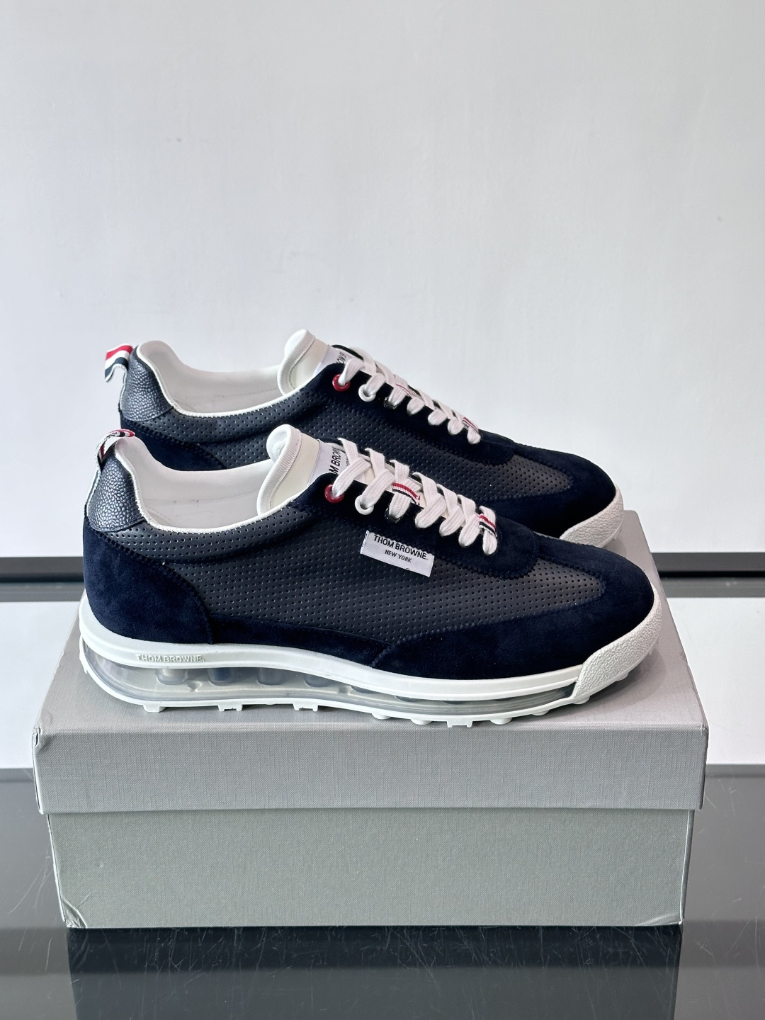 톰브라운(Thom Browne) TB 에어쿠션 레트로 조거 스니커즈 신발