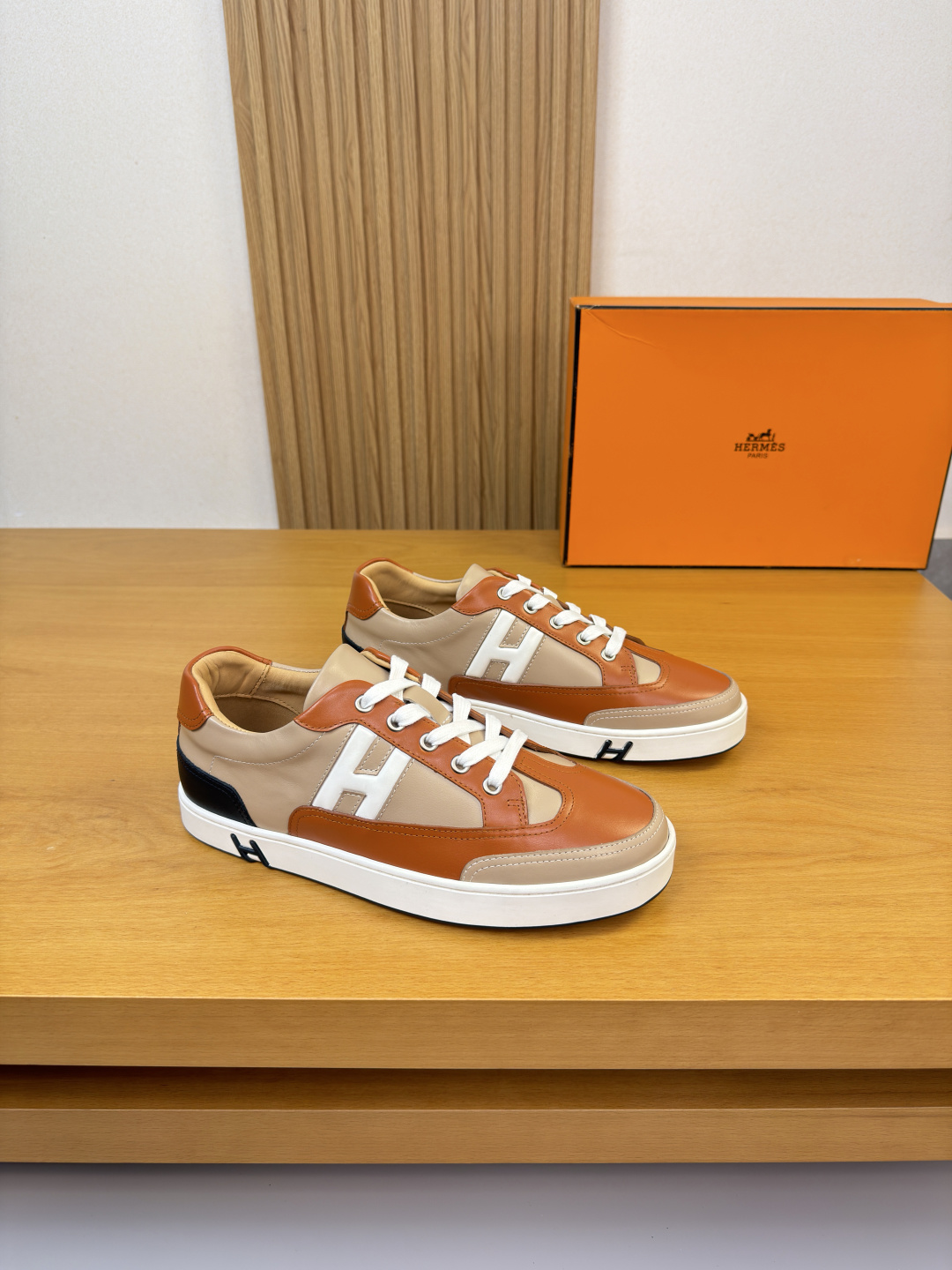 에르메스(Hermes) 실키 스웨이드 H 로고 스니커즈 신발