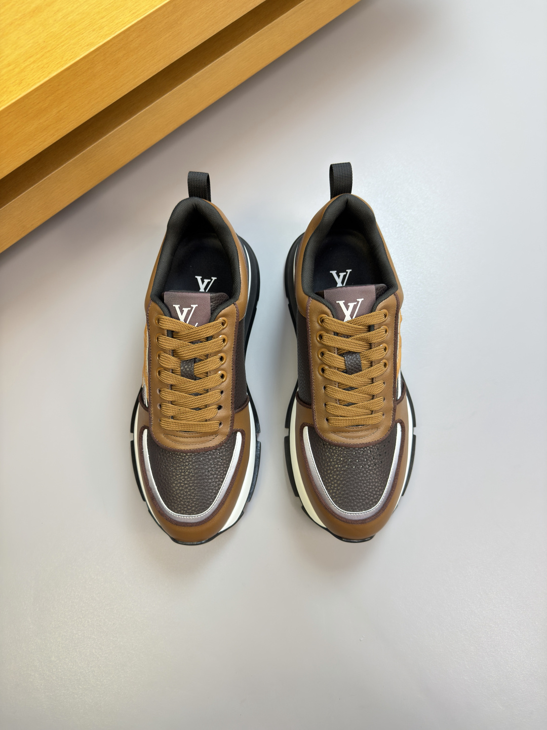 루이비통(LV) 나파 & 리치 가죽 믹스 로고 스니커즈 신발