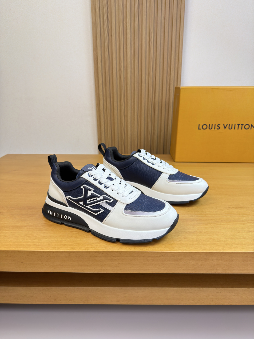 루이비통(LV) 나파 & 리치 가죽 믹스 로고 스니커즈 신발