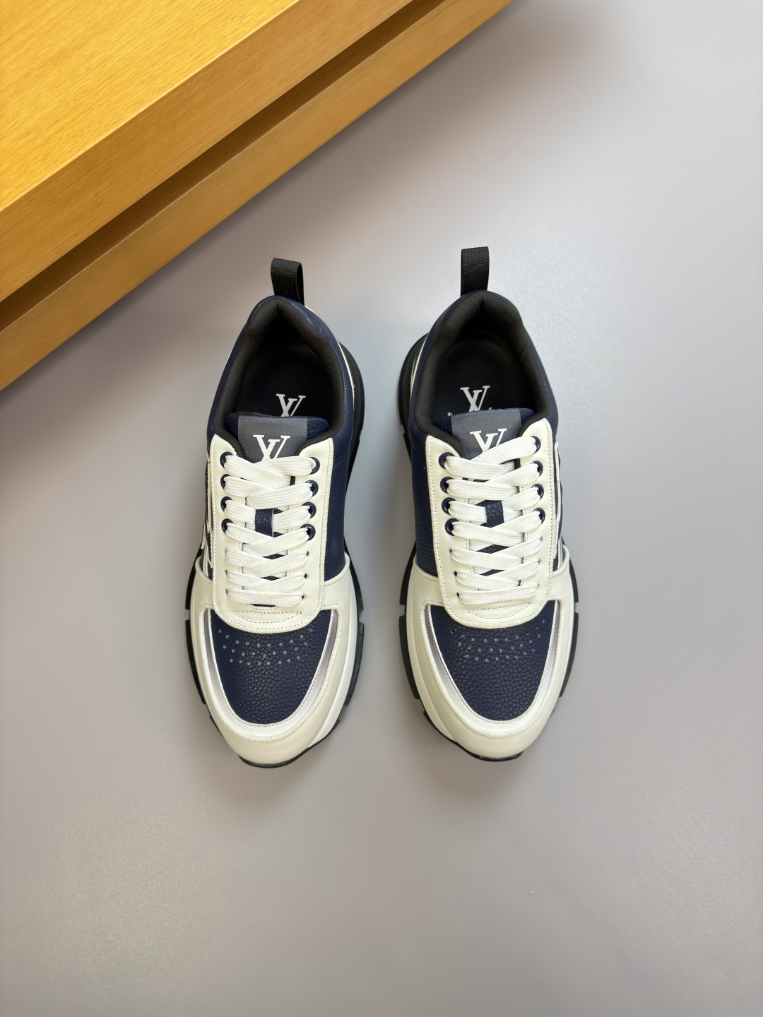 루이비통(LV) 나파 & 리치 가죽 믹스 로고 스니커즈 신발