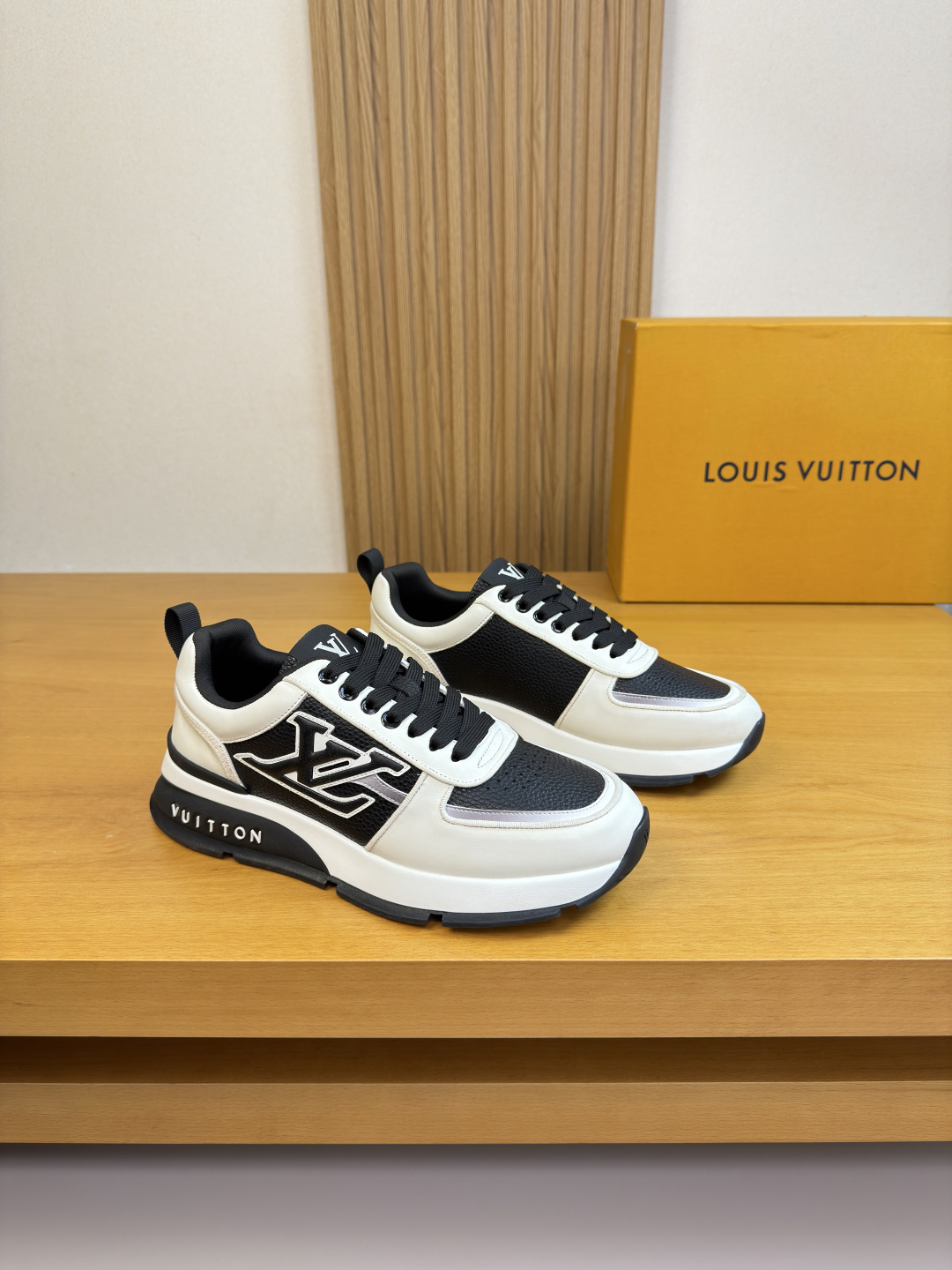 루이비통(LV) 나파 & 리치 가죽 믹스 로고 스니커즈 신발
