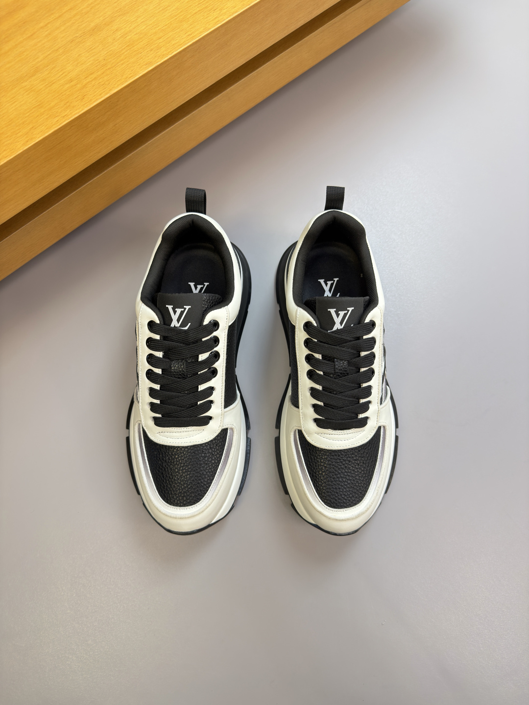 루이비통(LV) 나파 & 리치 가죽 믹스 로고 스니커즈 신발