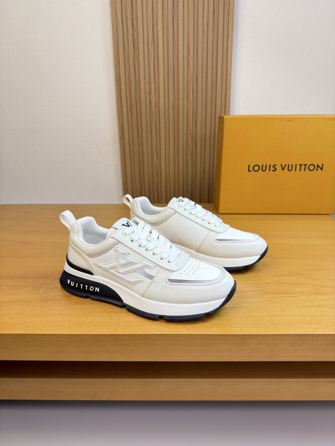 루이비통(LV) 나파 & 리치 가죽 믹스 로고 스니커즈 신발