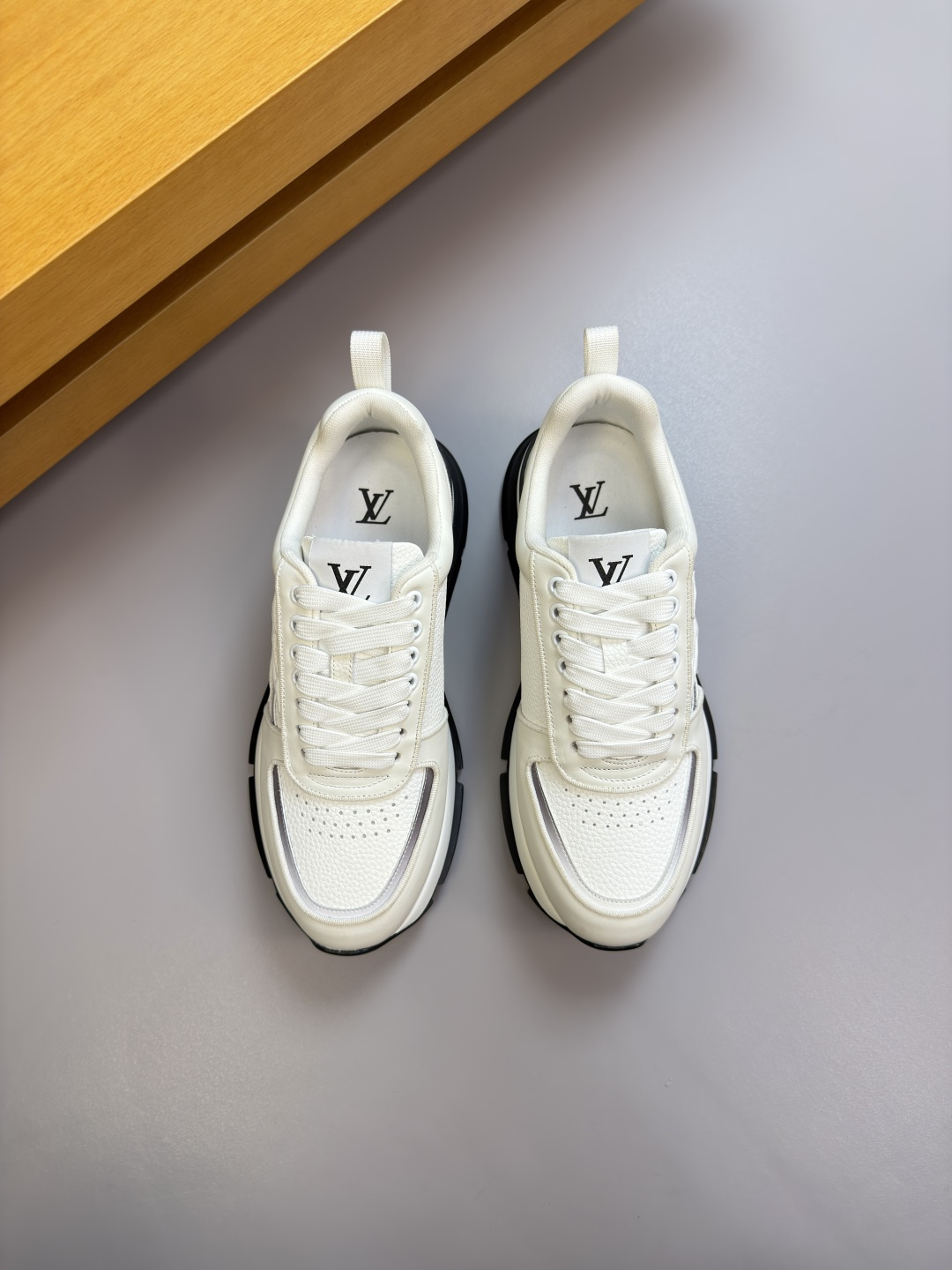 루이비통(LV) 나파 & 리치 가죽 믹스 로고 스니커즈 신발