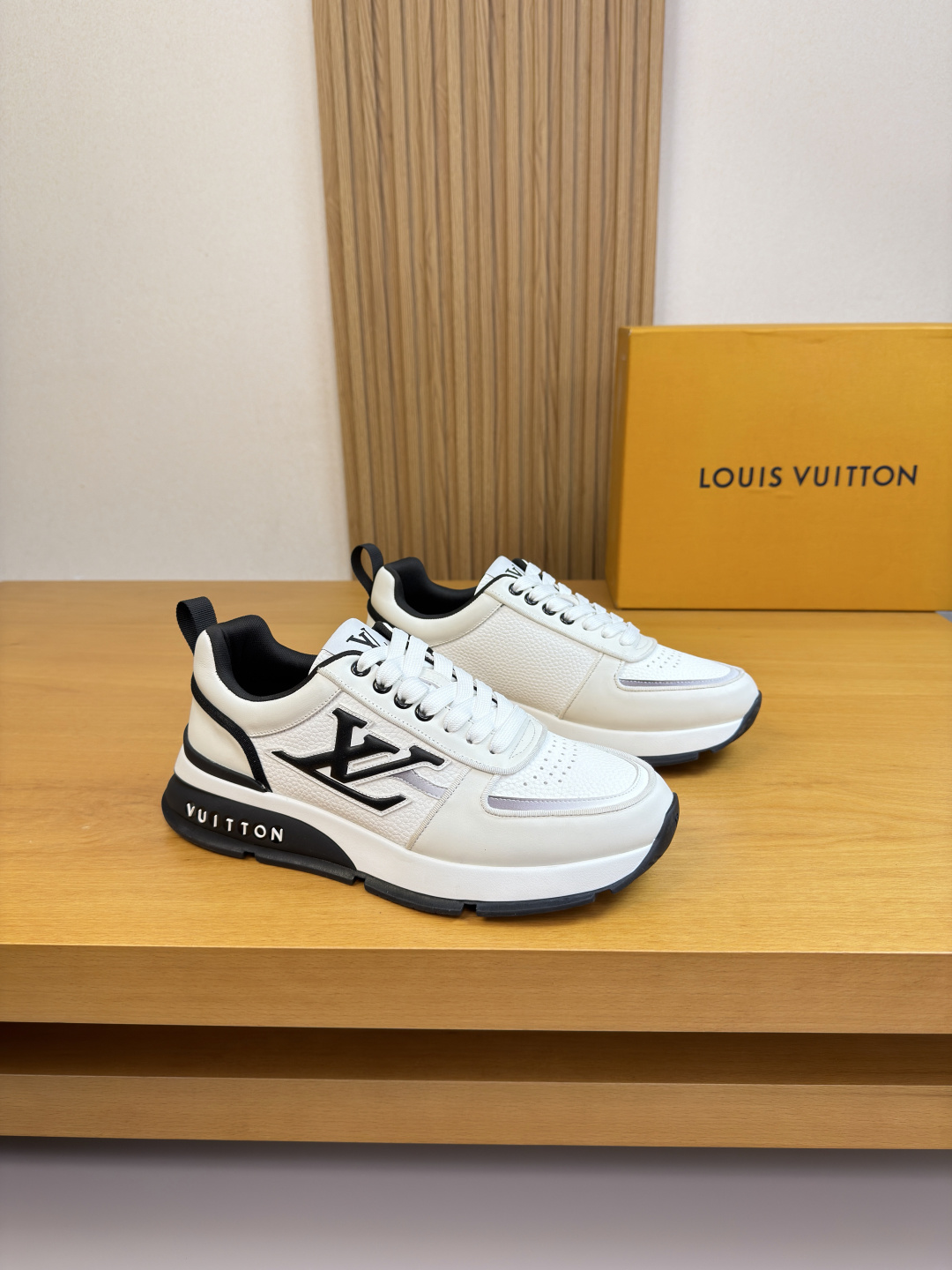 루이비통(LV) 나파 & 리치 가죽 믹스 로고 스니커즈 신발