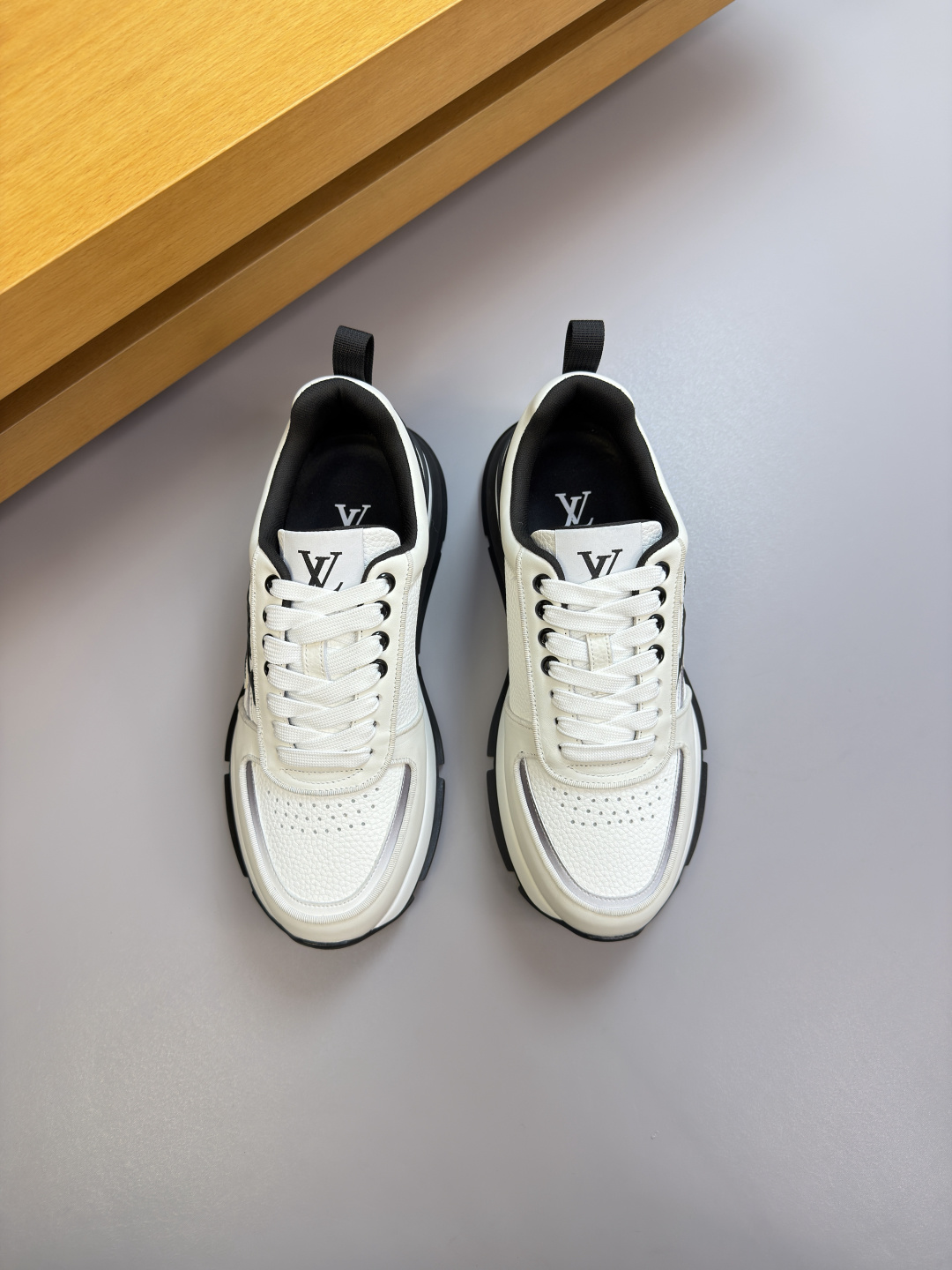 루이비통(LV) 나파 & 리치 가죽 믹스 로고 스니커즈 신발