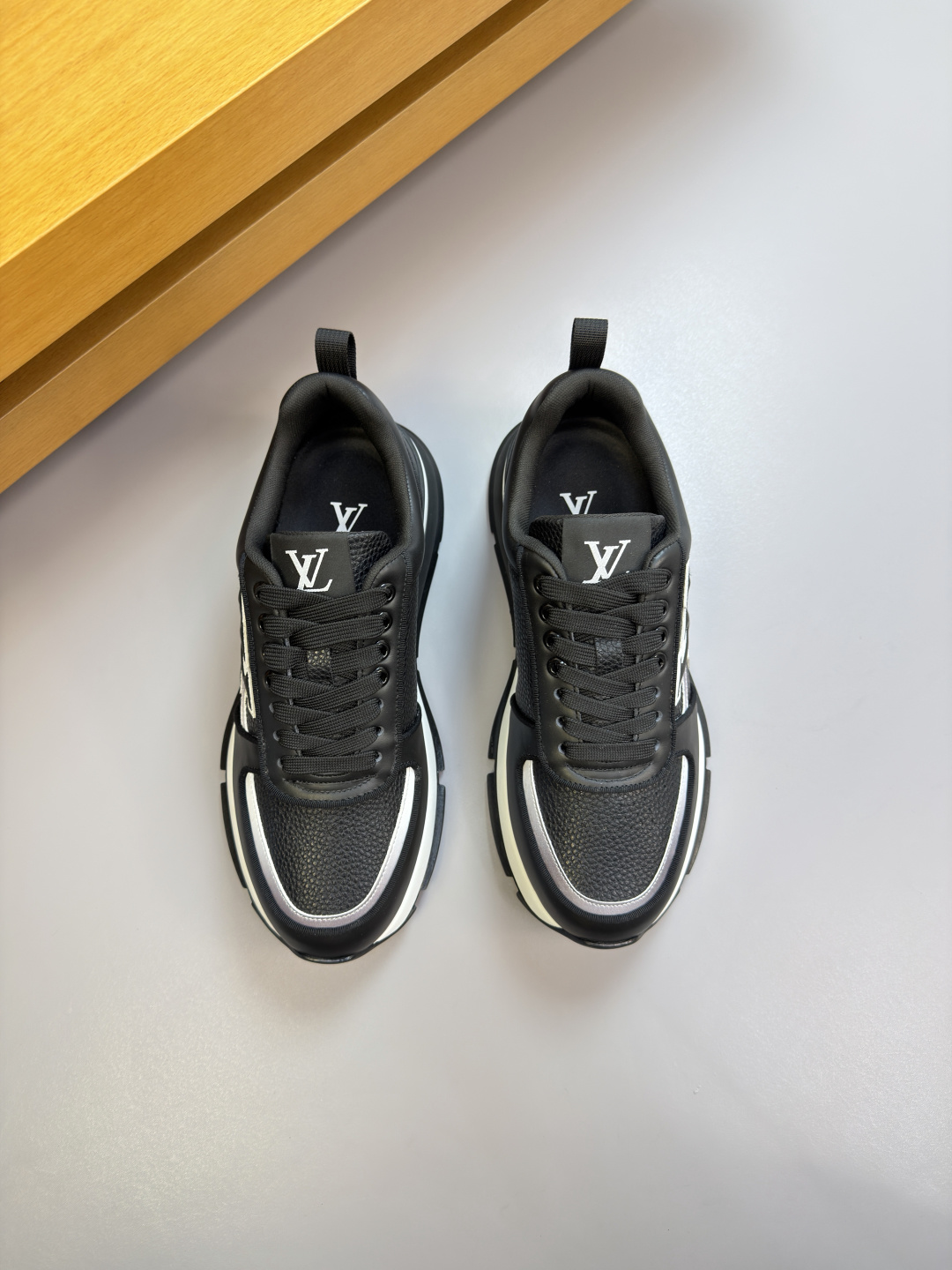 루이비통(LV) 나파 & 리치 가죽 믹스 로고 스니커즈 신발