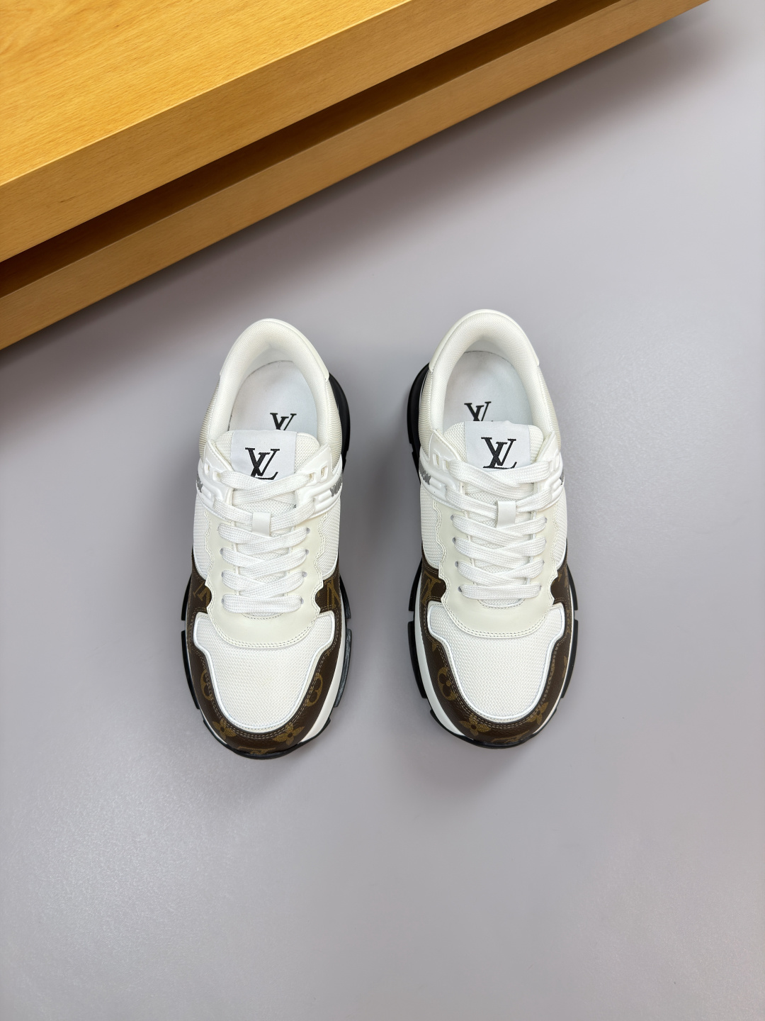 루이비통(LV) 나파 가죽 & 시그니처 PVC 믹스 스니커즈 신발