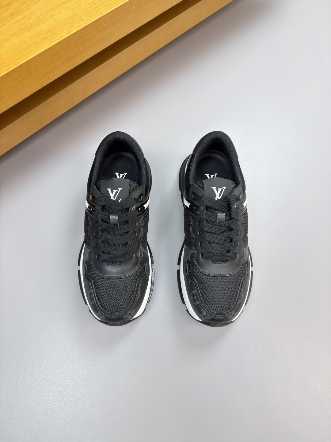 루이비통(LV) 나파 가죽 & 시그니처 PVC 믹스 스니커즈 신발