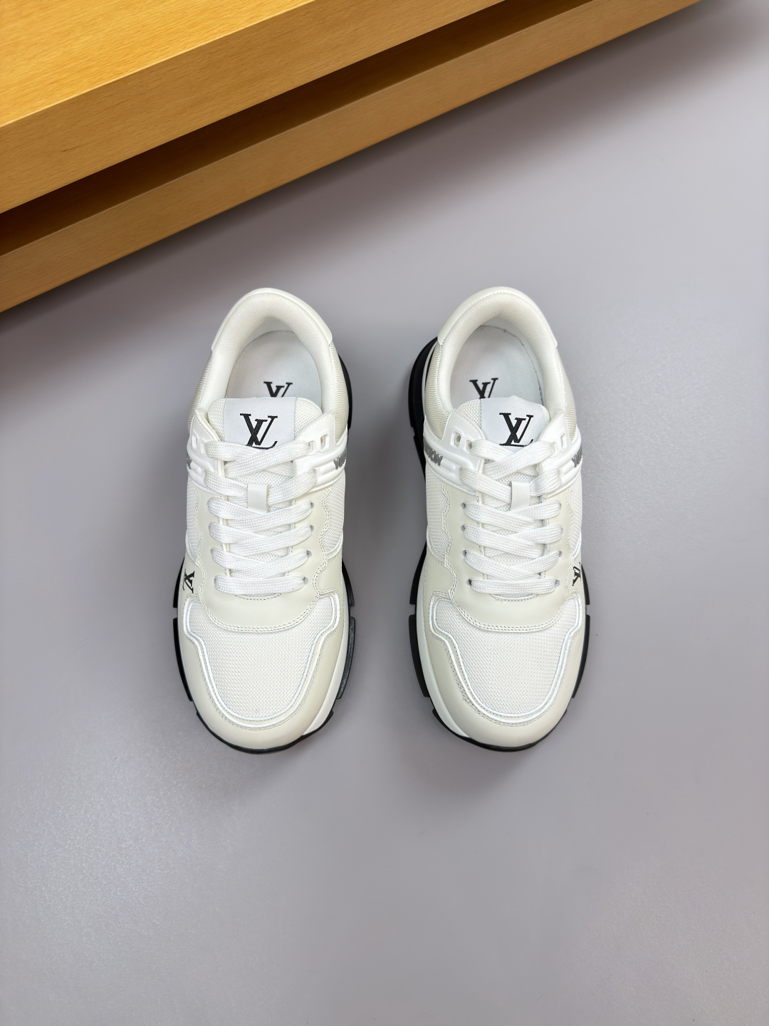 루이비통(LV) 나파 가죽 & 시그니처 PVC 믹스 스니커즈 신발