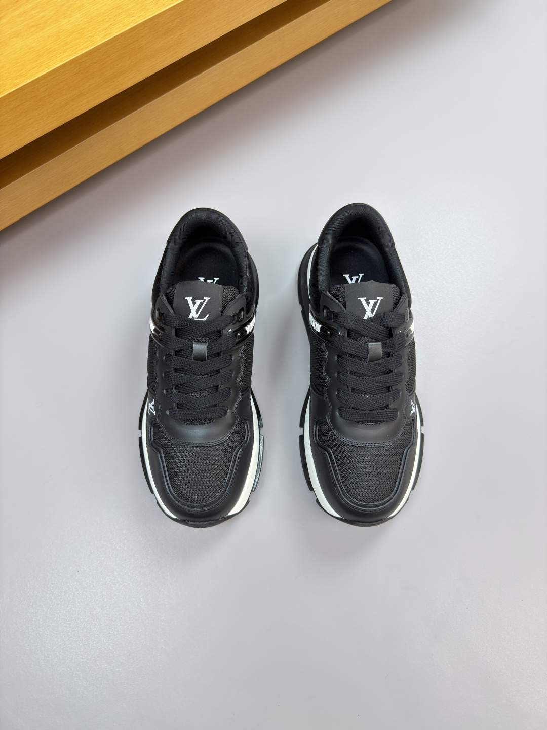 루이비통(LV) 나파 가죽 & 시그니처 PVC 믹스 스니커즈 신발