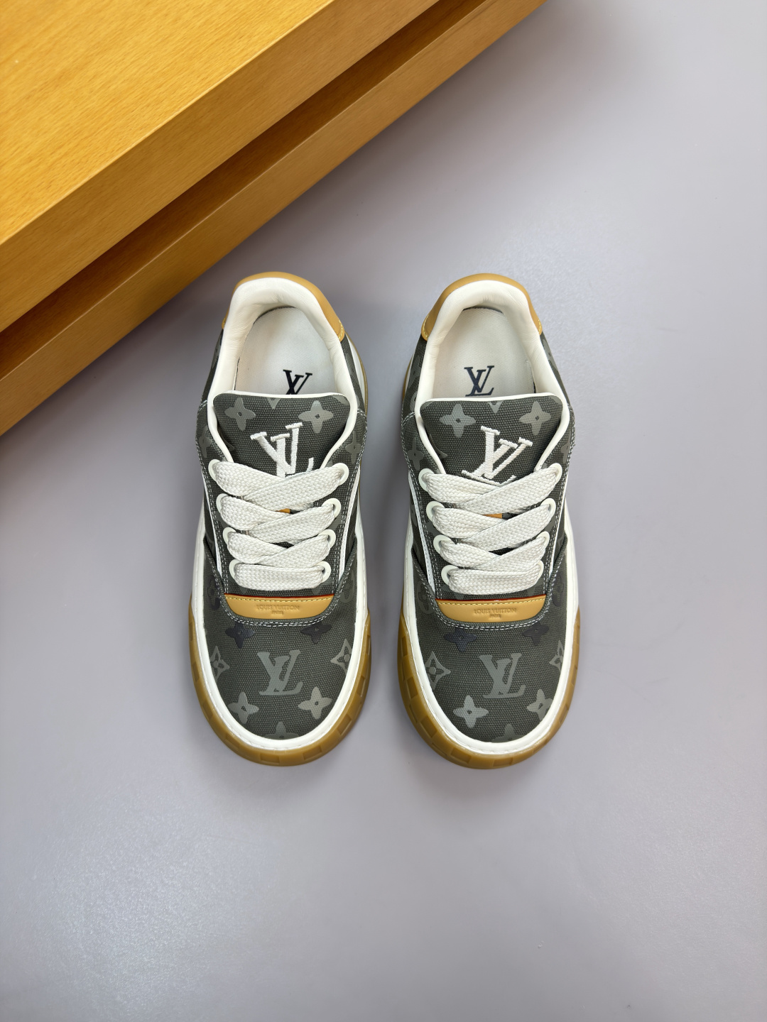 루이비통(LV) 나파 가죽 & 캔버스 믹스 로고 스니커즈 신발