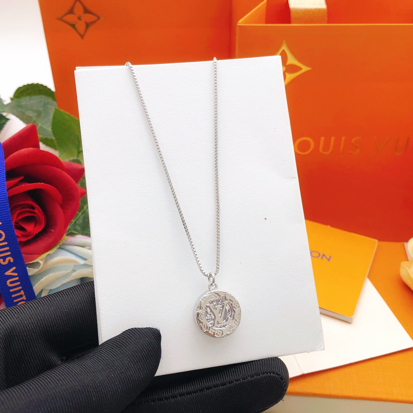 루이비통(LV) 실버 톤 원형 목걸이 악세사리
