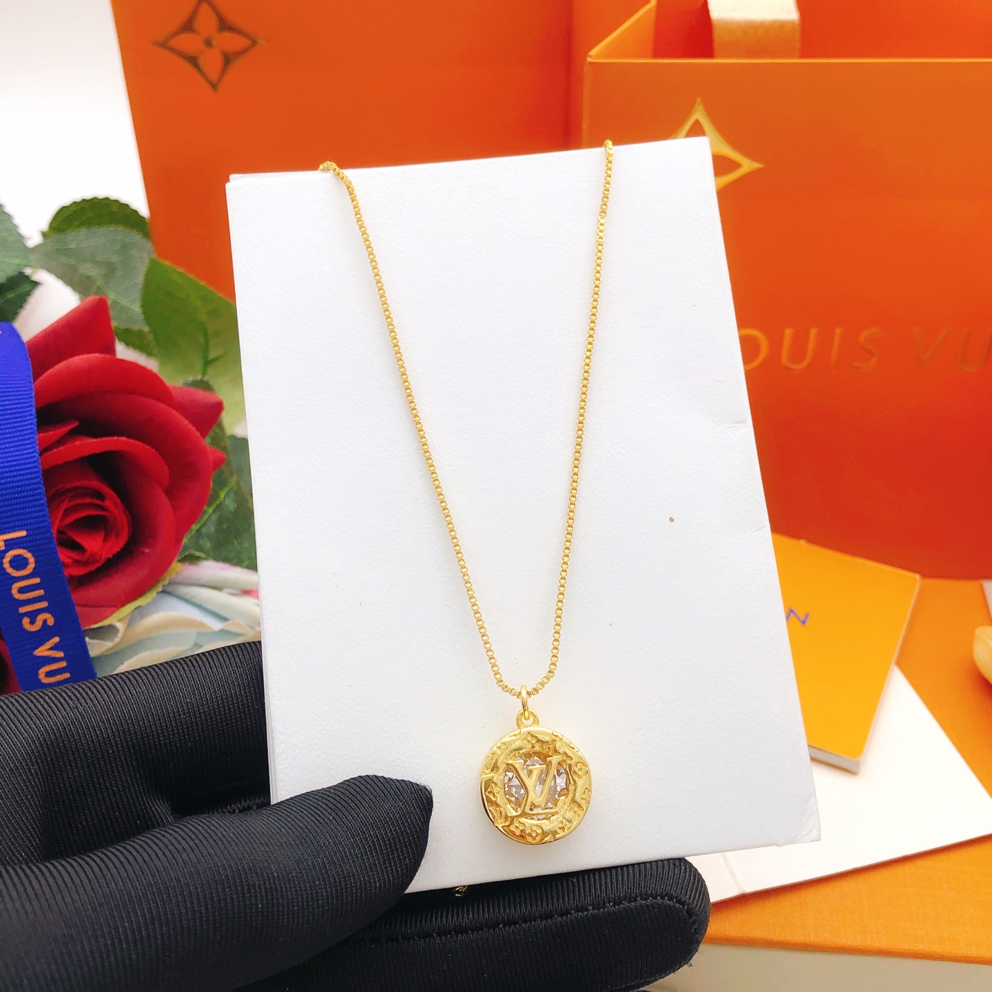 루이비통(LV) 골드 톤 원형 목걸이 악세사리