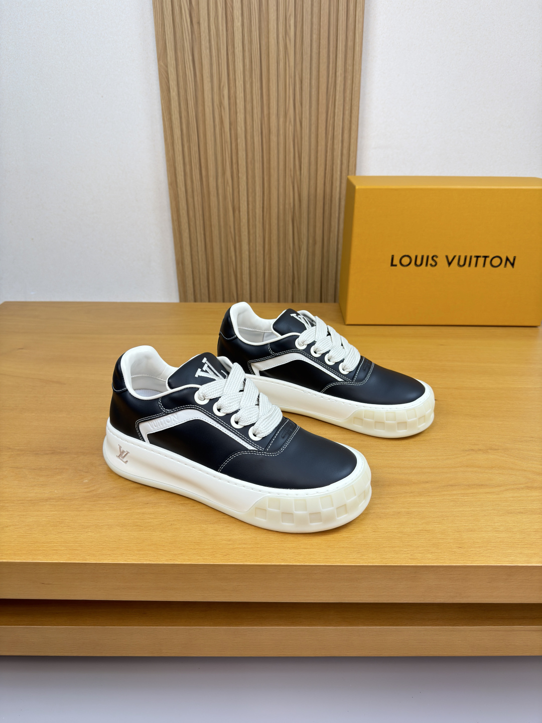 루이비통(LV) 나파 가죽 & 캔버스 믹스 로고 스니커즈 신발
