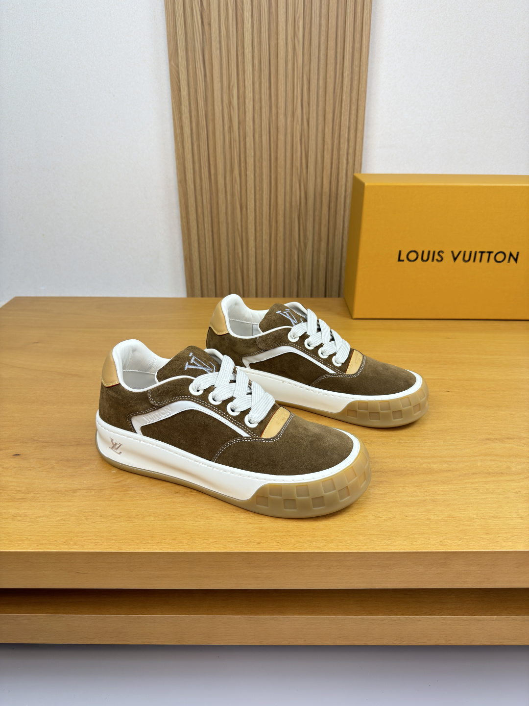루이비통(LV) 나파 & 스웨이드 로고 믹스 스니커즈 신발