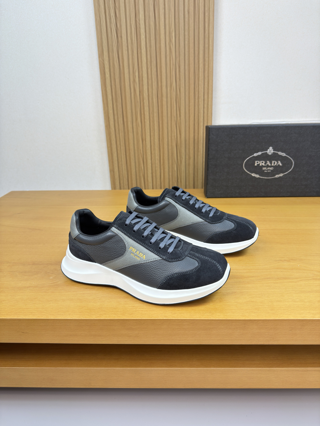 프라다(PRADA) 가죽 믹스 하이엔드 스니커즈 신발