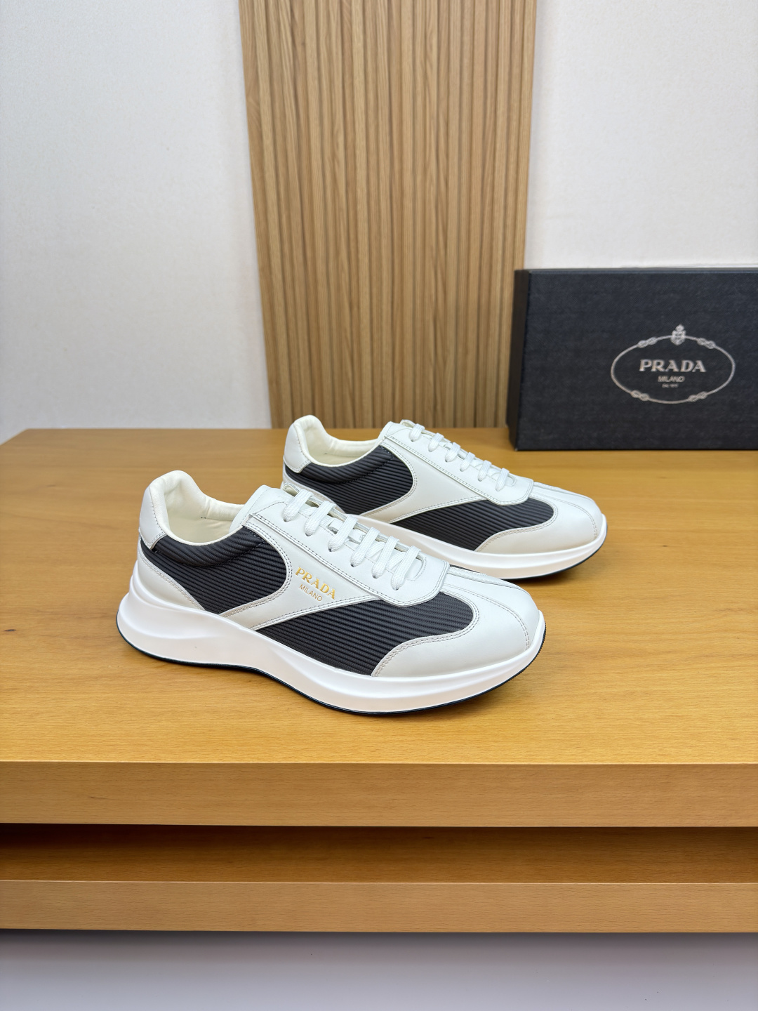프라다(PRADA) 가죽 믹스 하이엔드 스니커즈 신발