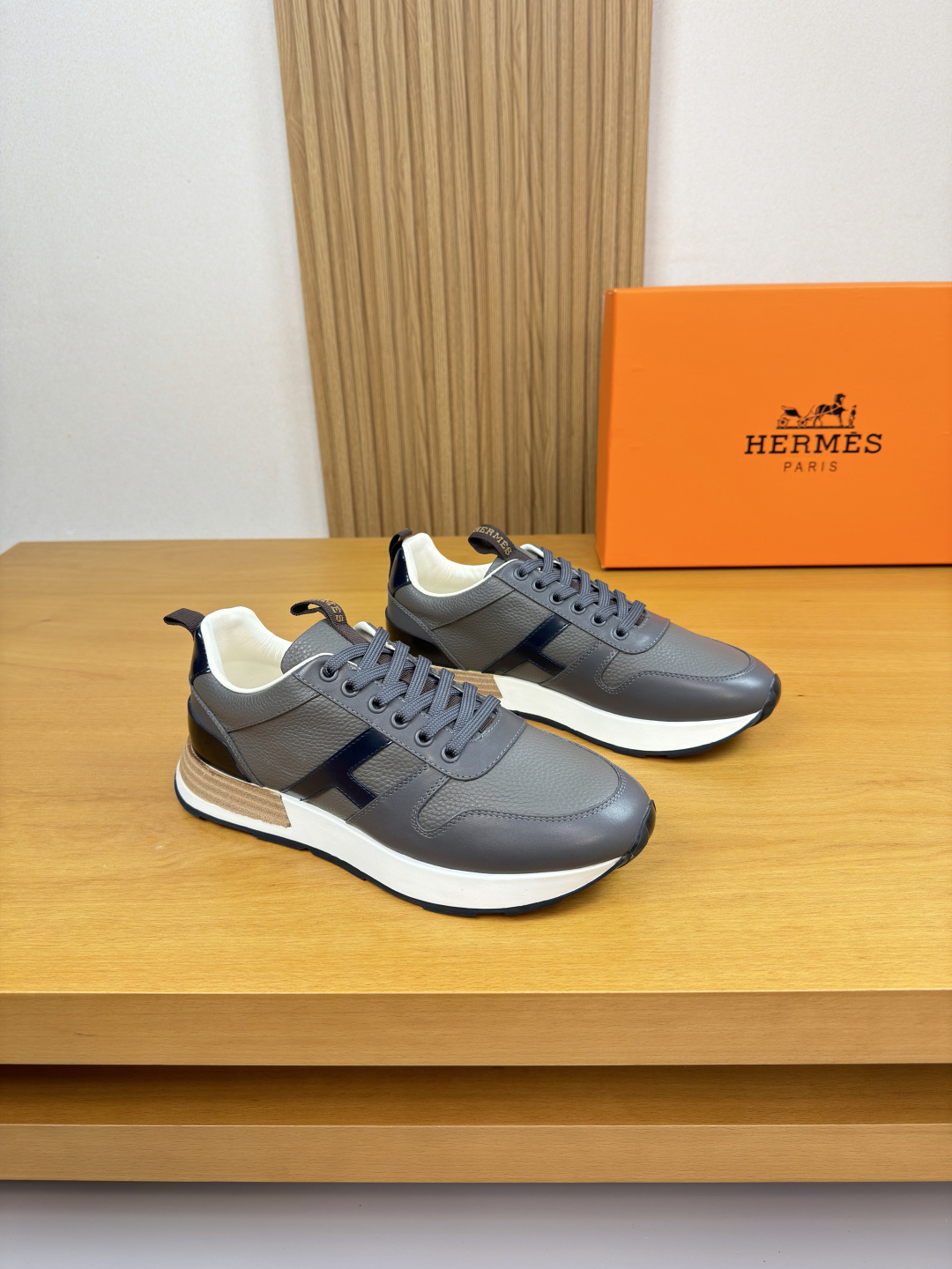 에르메스 HERMES 리치 가죽 'H' 자수 스니커즈 신발