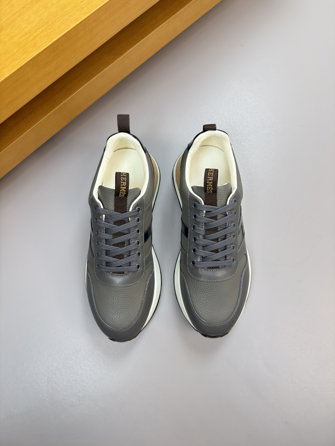 에르메스 HERMES 리치 가죽 'H' 자수 스니커즈 신발