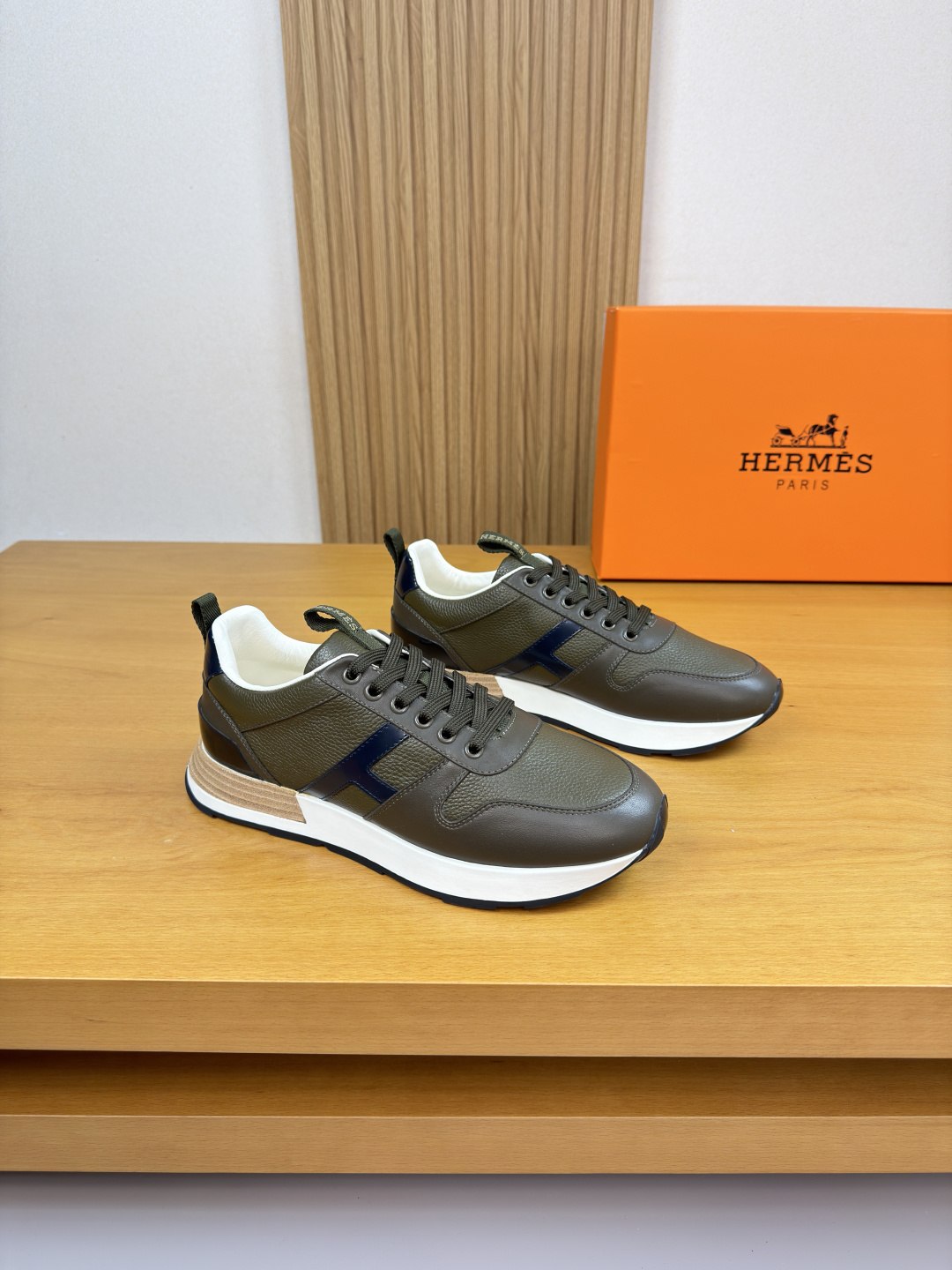 에르메스 HERMES 리치 가죽 'H' 자수 스니커즈 신발