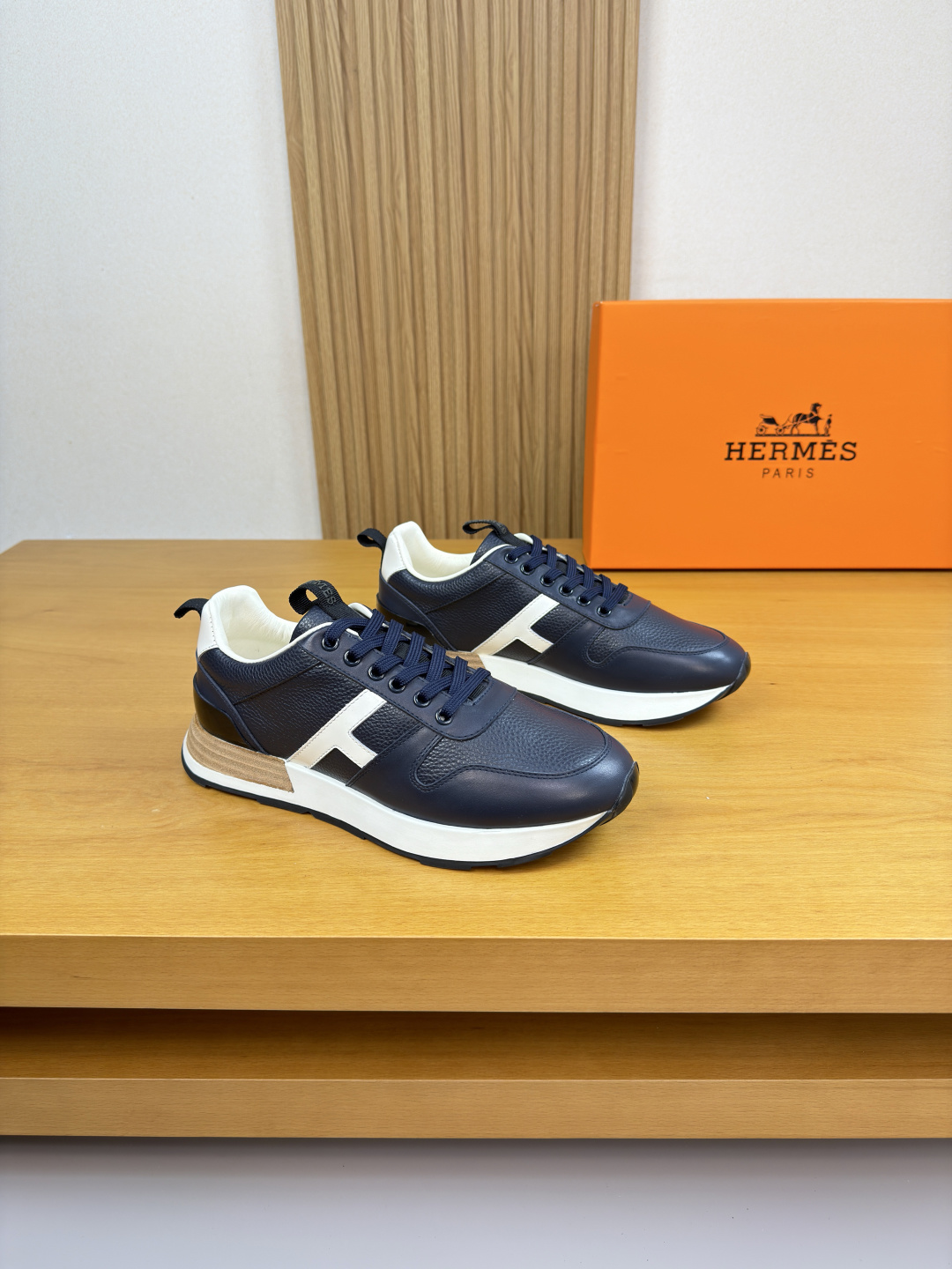 에르메스 HERMES 리치 가죽 'H' 자수 스니커즈 신발