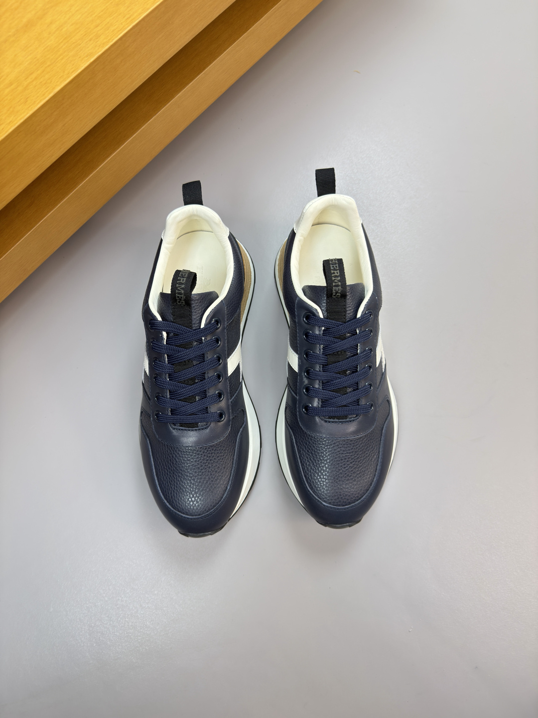 에르메스 HERMES 리치 가죽 'H' 자수 스니커즈 신발