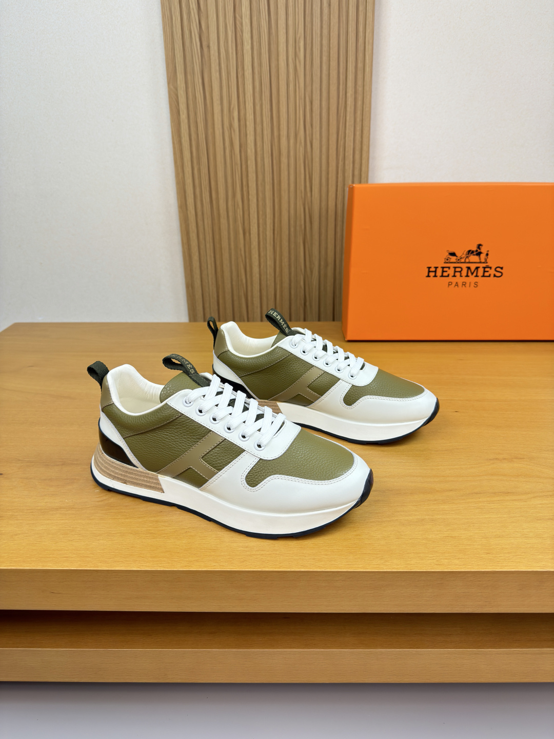 에르메스 HERMES 리치 가죽 'H' 자수 스니커즈 신발