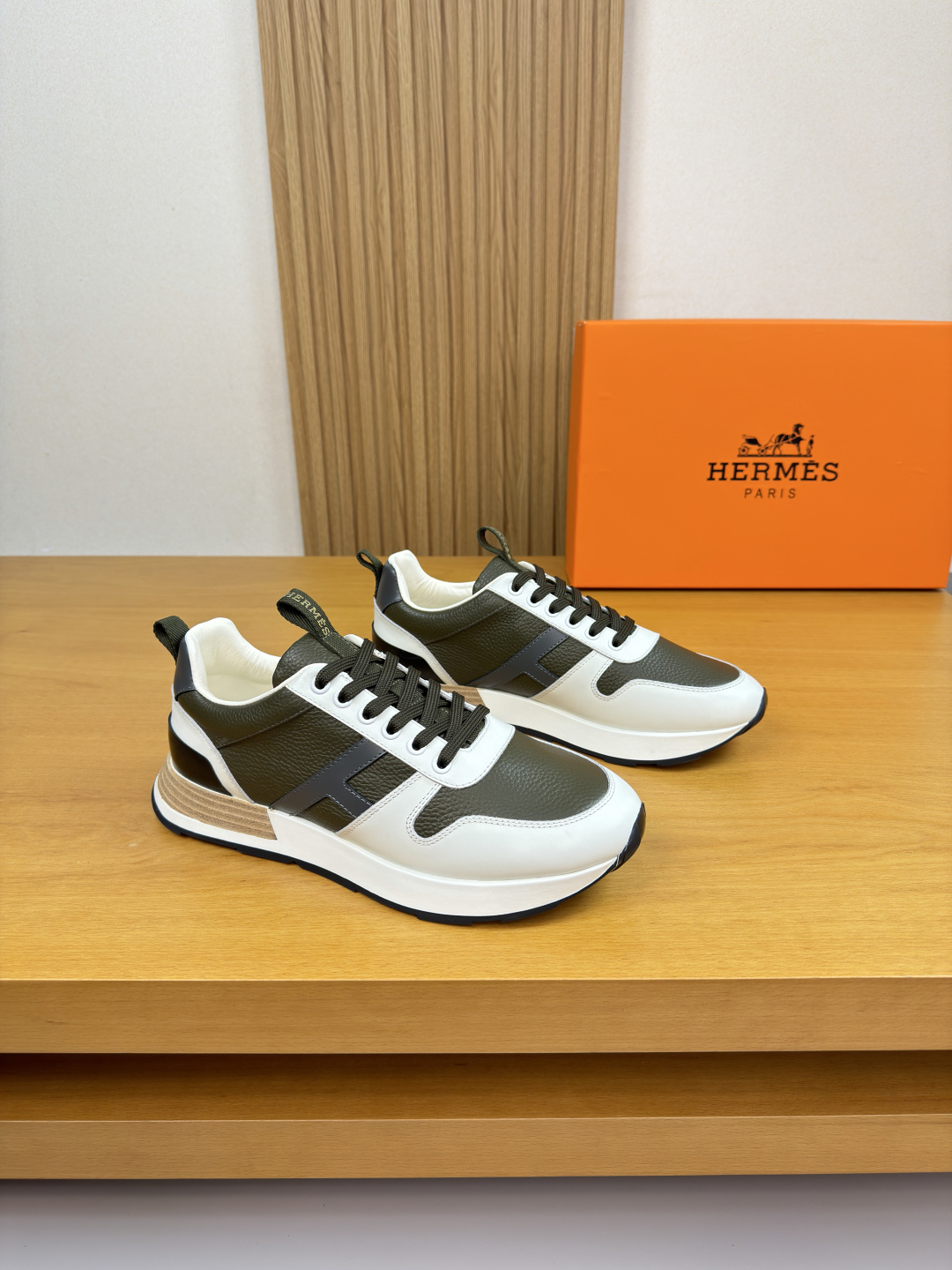 에르메스 HERMES 리치 가죽 'H' 자수 스니커즈 신발