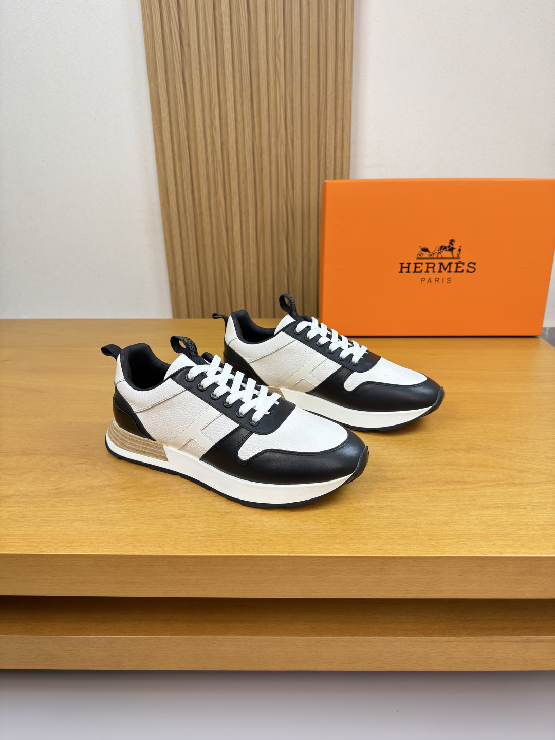 에르메스 HERMES 리치 가죽 'H' 자수 스니커즈 신발