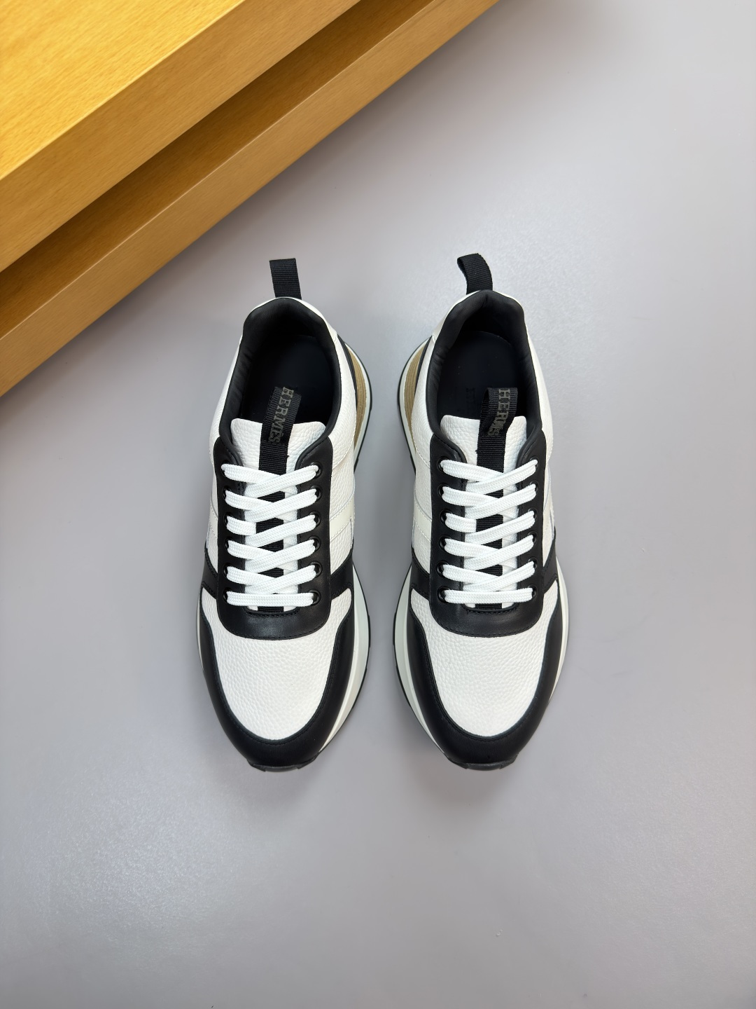 에르메스 HERMES 리치 가죽 'H' 자수 스니커즈 신발