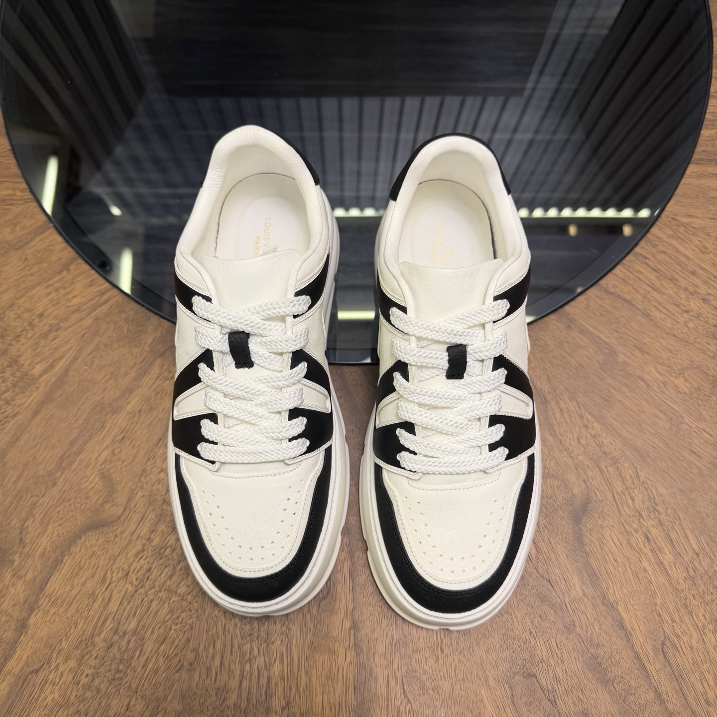 LV 루이비통 뉴 시즌 나파 가죽 캐주얼 스니커즈 신발