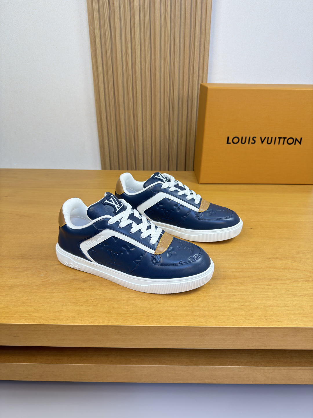 LV 루이비통 나파 레더 엠보싱 스니커즈 신발