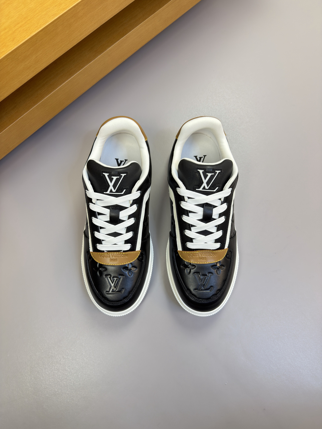 LV 루이비통 나파 레더 엠보싱 스니커즈 신발