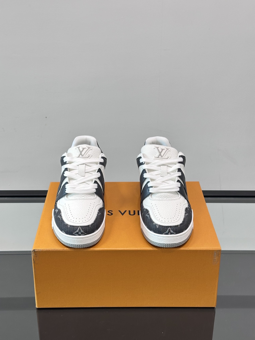 LV 루이비통 트레이너(Trainer) 스니커즈 신발